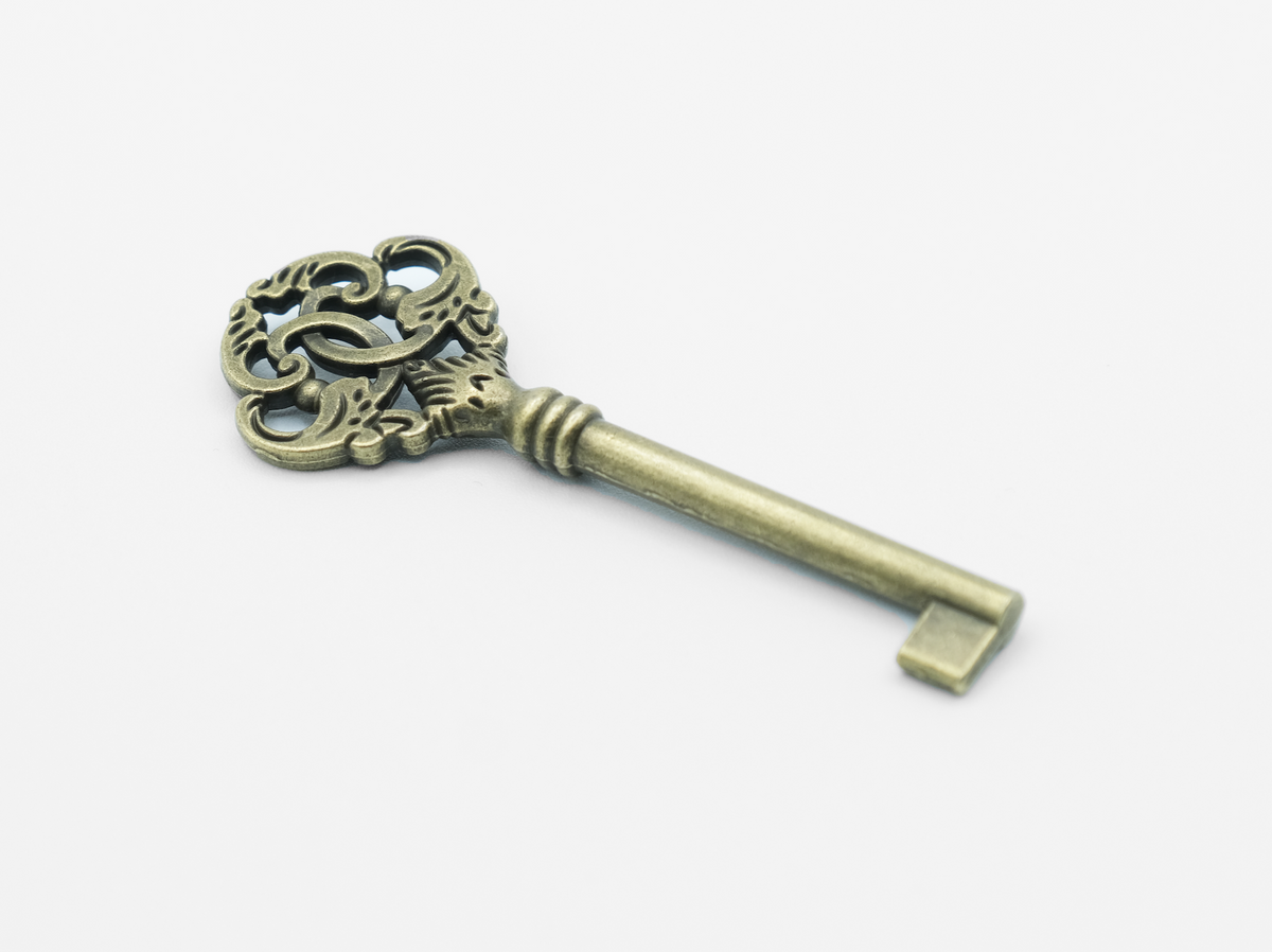 Knot antiques
ダイニングテーブル800 Brass Knot Sculpture – Blush Lane